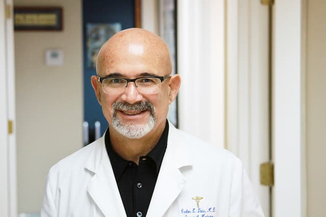 Dr. Carlos E Vaca, MD - Miami, FL - Critical Care Medicine, Internal Medicine